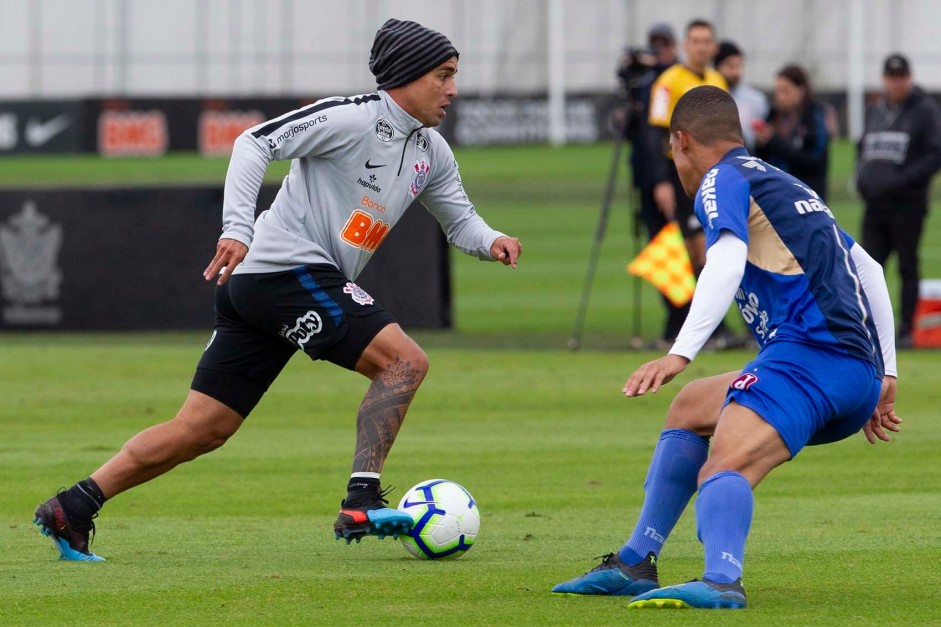 Jadson durante jogo-treino contra o Juventus, no CT Joaquim Grava