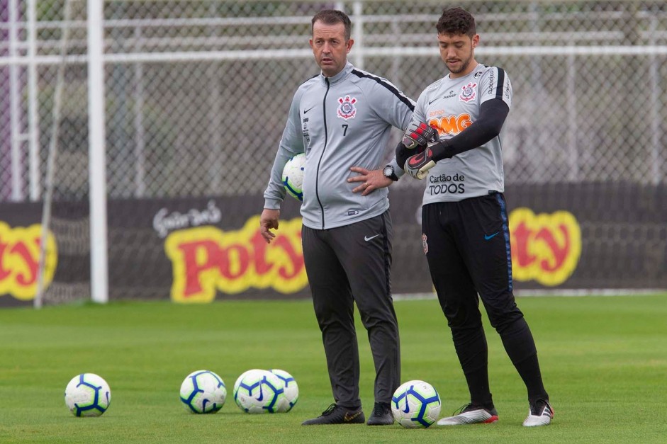 Leandro Idalino e Caque Frana no jogo-treino contra o Juventus, no CT Joaquim Grava