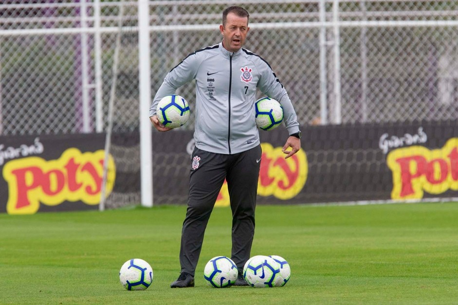 Leandro Idalino, preparador de goleiros, durante jogo-treino contra o Juventus, no CT Joaquim Grava