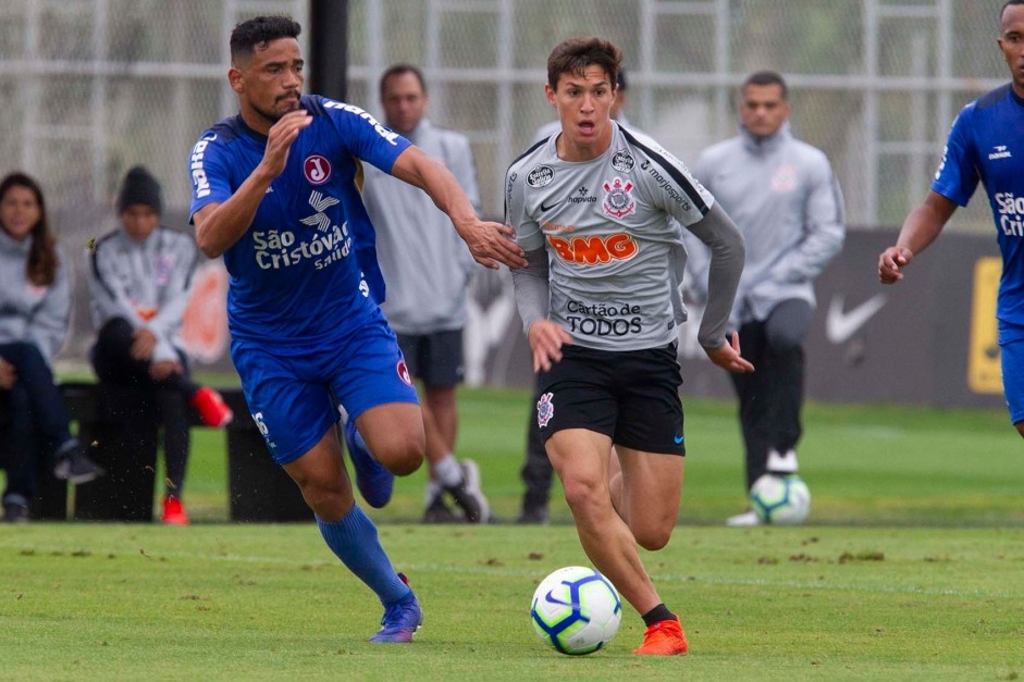 Mateus Vital durante jogo-treino contra o Juventus, no CT Joaquim Grava