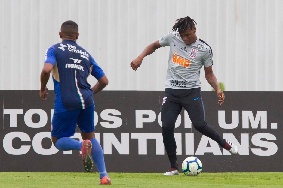 Matheus Jesus durante jogo-treino contra o Juventus, no CT Joaquim Grava