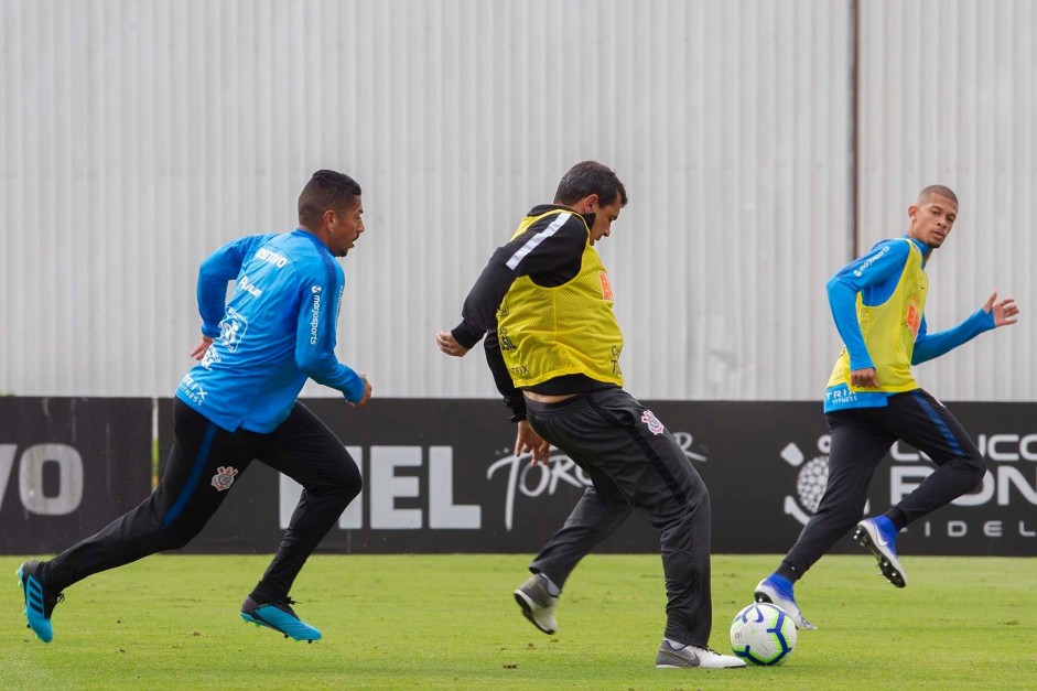 Ralf, Carille e João Victor no treino desta quarta-feira, no CT Joaquim Grava