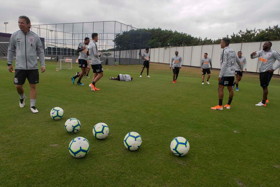 Timão se aquece para jogo-treino contra o Juventus, no CT Joaquim Grava