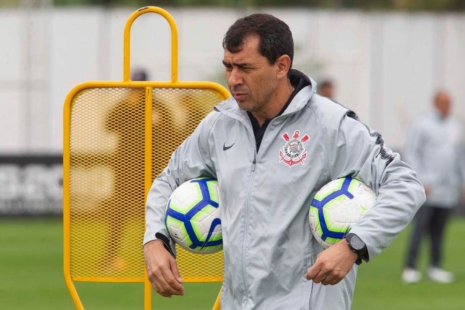 Treinador Carille no CT Joaquim Grava, durante treino desta quarta-feira