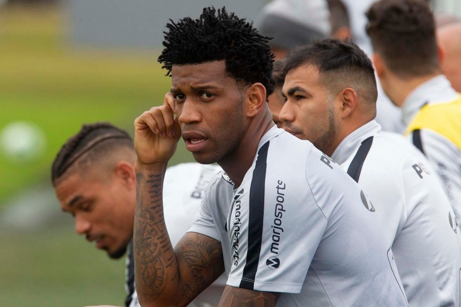 Zagueiro Gil durante jogo-treino contra o Juventus, no CT Joaquim Grava