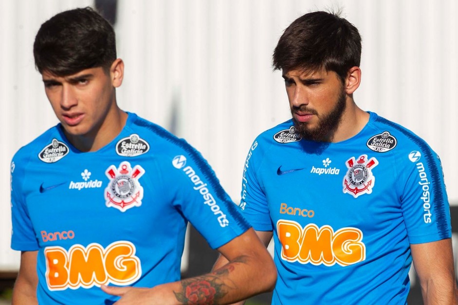 Ángelo Araos e Bruno Méndez no treino nesta quinta-feira no CT Joaquim Grava
