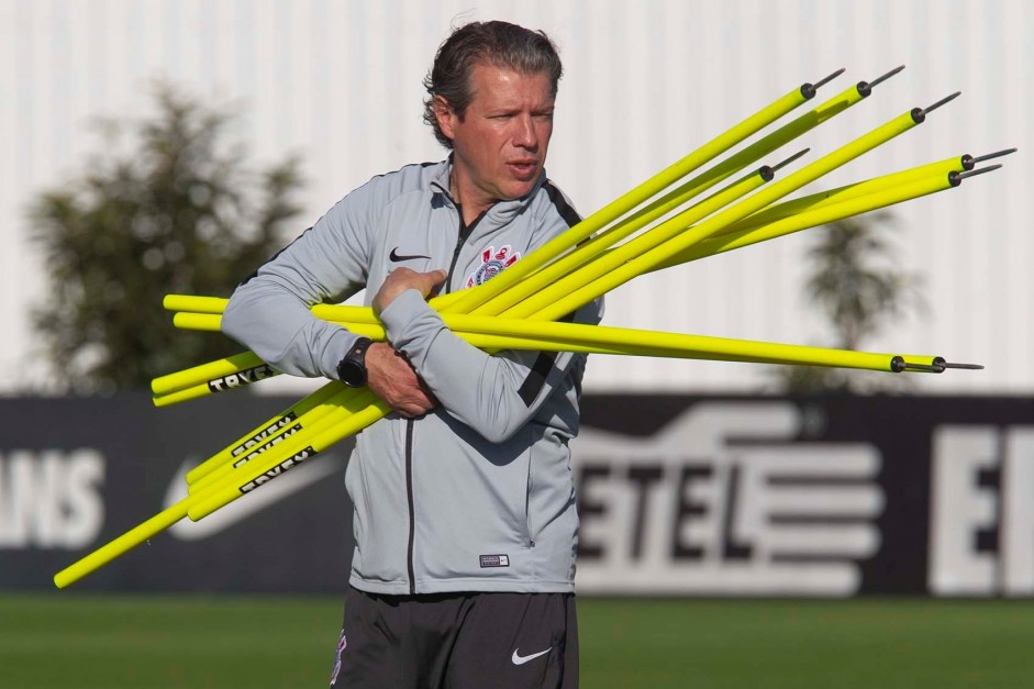 Anselmo Sbragia , preparador físico, no treino nesta quinta-feira no CT Joaquim Grava