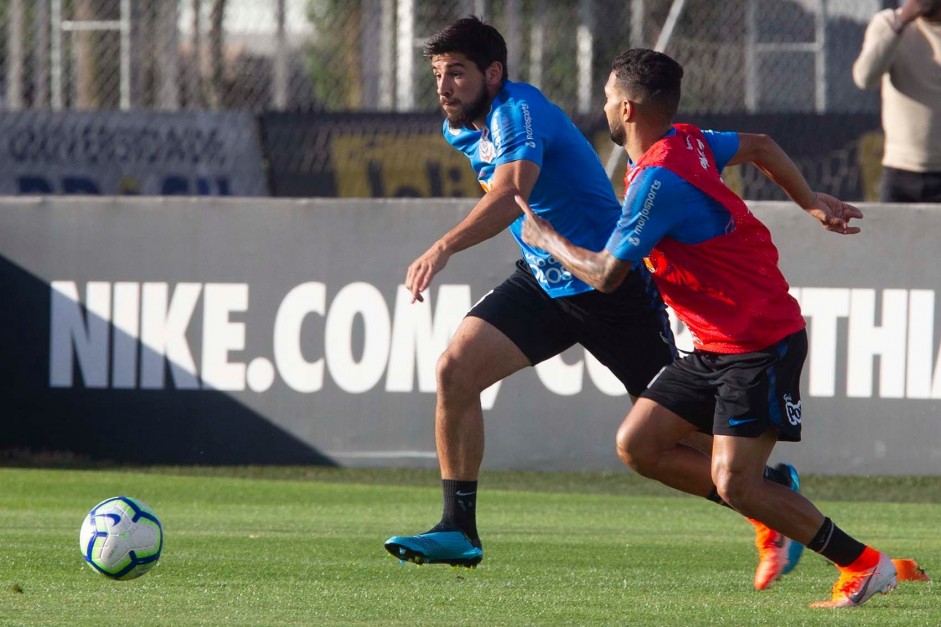 Bruno Méndez e Clayson no treino nesta quinta-feira no CT Joaquim Grava