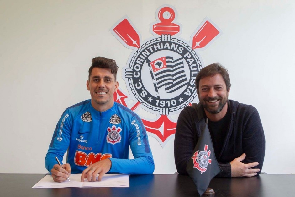 Danilo Avelar assina por três temporadas com o Corinthians