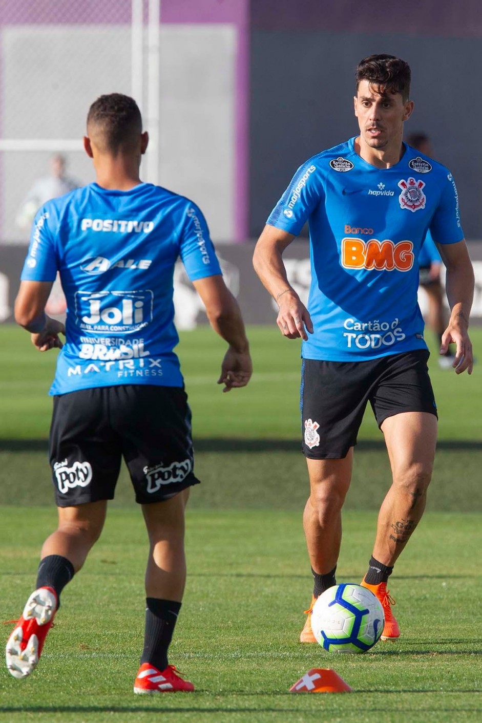 Danilo Avelar no treino nesta quinta-feira no CT Joaquim Grava