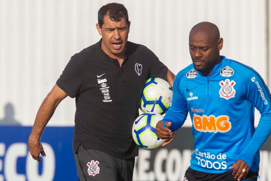 Fábio Carille e Vagner Love no treino nesta quinta-feira no CT Joaquim Grava