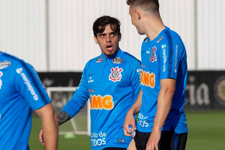 Fagner e Avelar no treino nesta quinta-feira no CT Joaquim Grava
