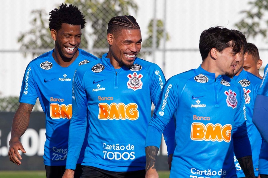 Gil, Urso e Fagner no treino nesta quinta-feira no CT Joaquim Grava