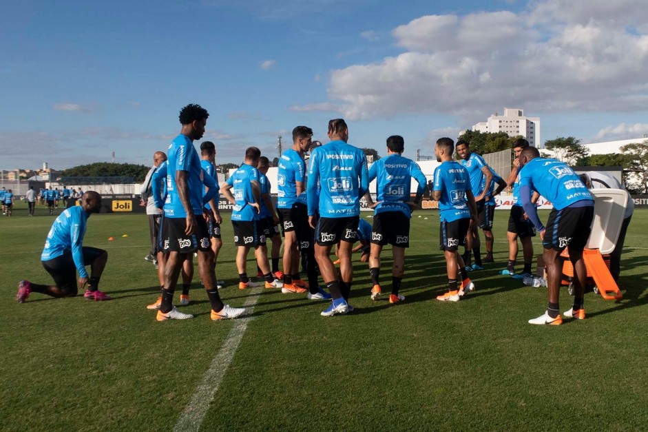 Jogadores do Corinthians no treino nesta quinta-feira no CT Joaquim Grava