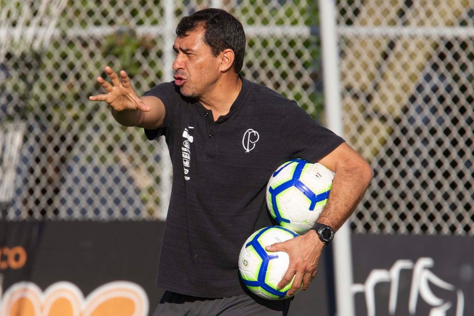 Técnico Carille no treino nesta quinta-feira no CT Joaquim Grava