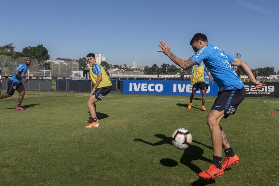 Araos e Gabriel no treino desta terça-feira no CT Joaquim Grava