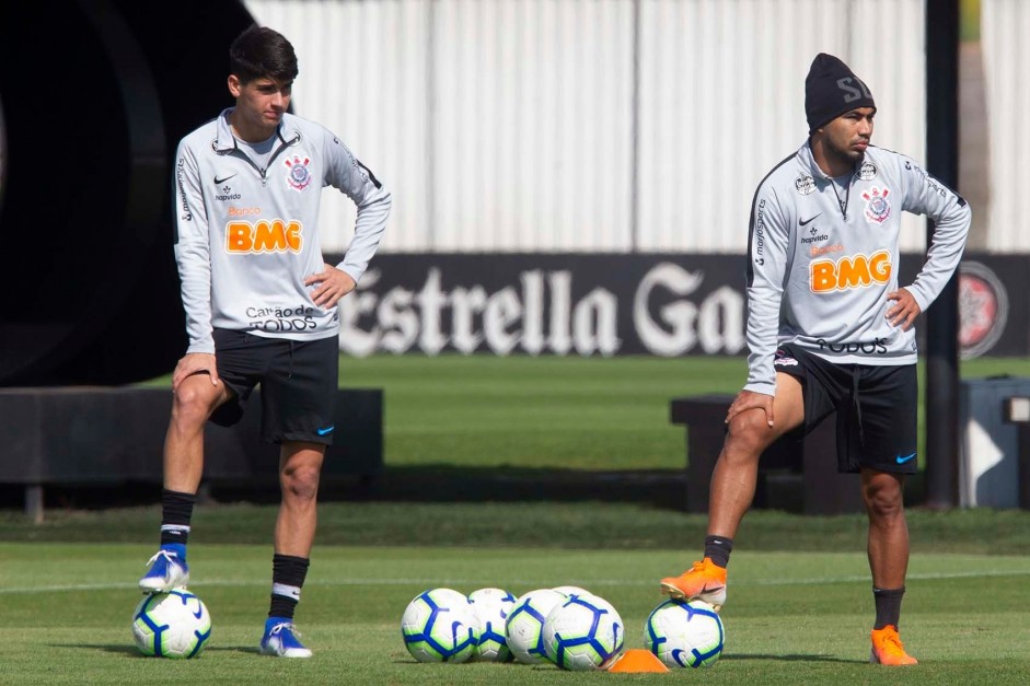 Araos e Sornoza durante o treino desta sexta-feira no CT Joaquim Grava