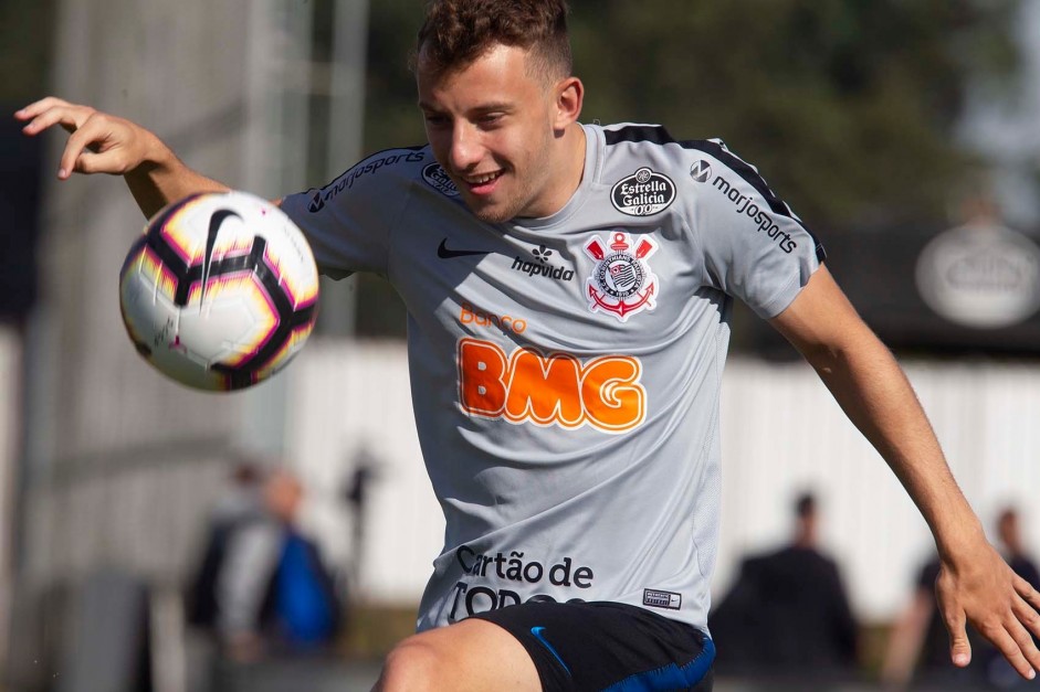 Carlos Augusto treina após empatar em 1 a 1, contra o Flamengo, pelo Brasileirão