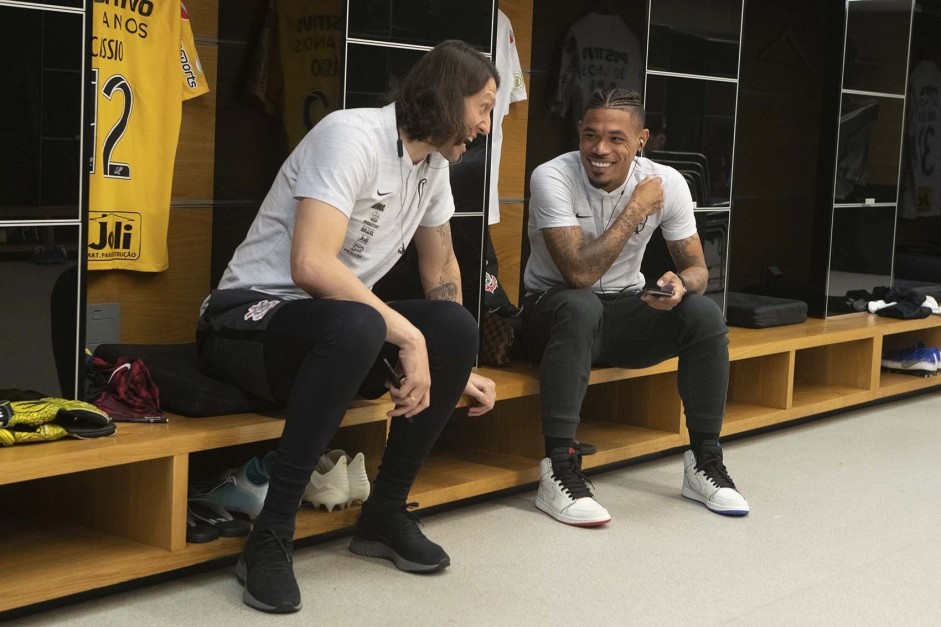 Cssio e Urso no vestirio antes do jogo contra o Flamengo, na Arena Corinthians