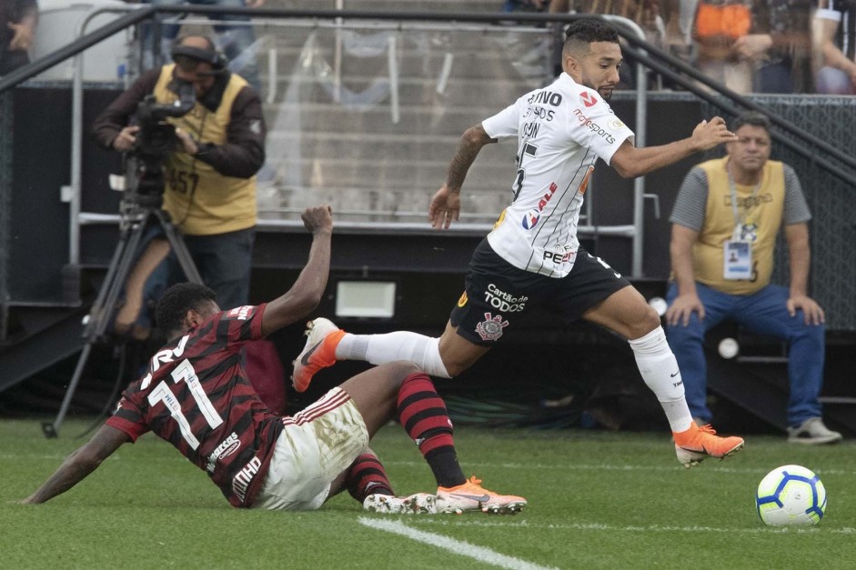 Clayson durante jogo contra o Flamengo, na Arena Corinthians, pelo Brasileirão