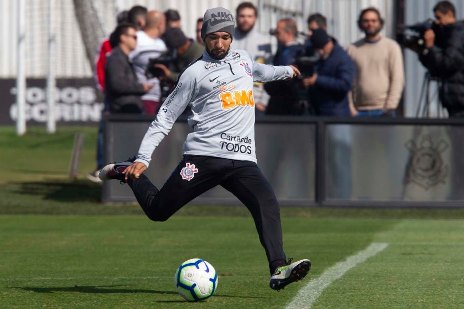 Clayson durante o treino desta sexta-feira no CT Joaquim Grava