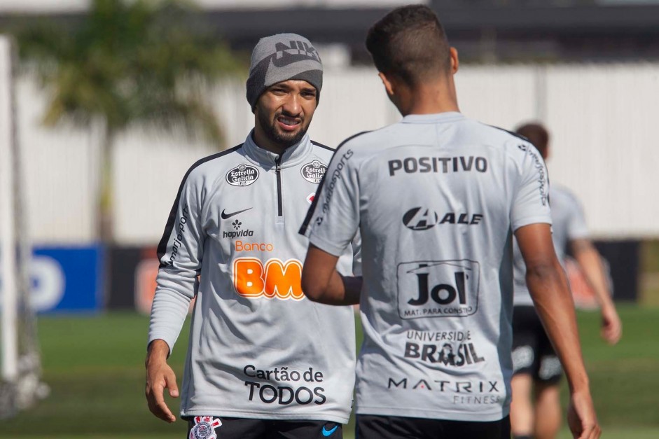 Clayson e Pedrinho durante o treino desta sexta-feira no CT Joaquim Grava