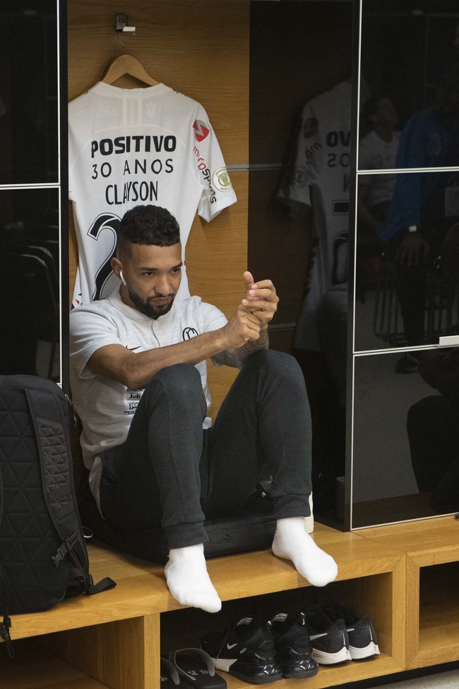 Clayson no vestiário antes do jogo contra o Flamengo, na Arena Corinthians