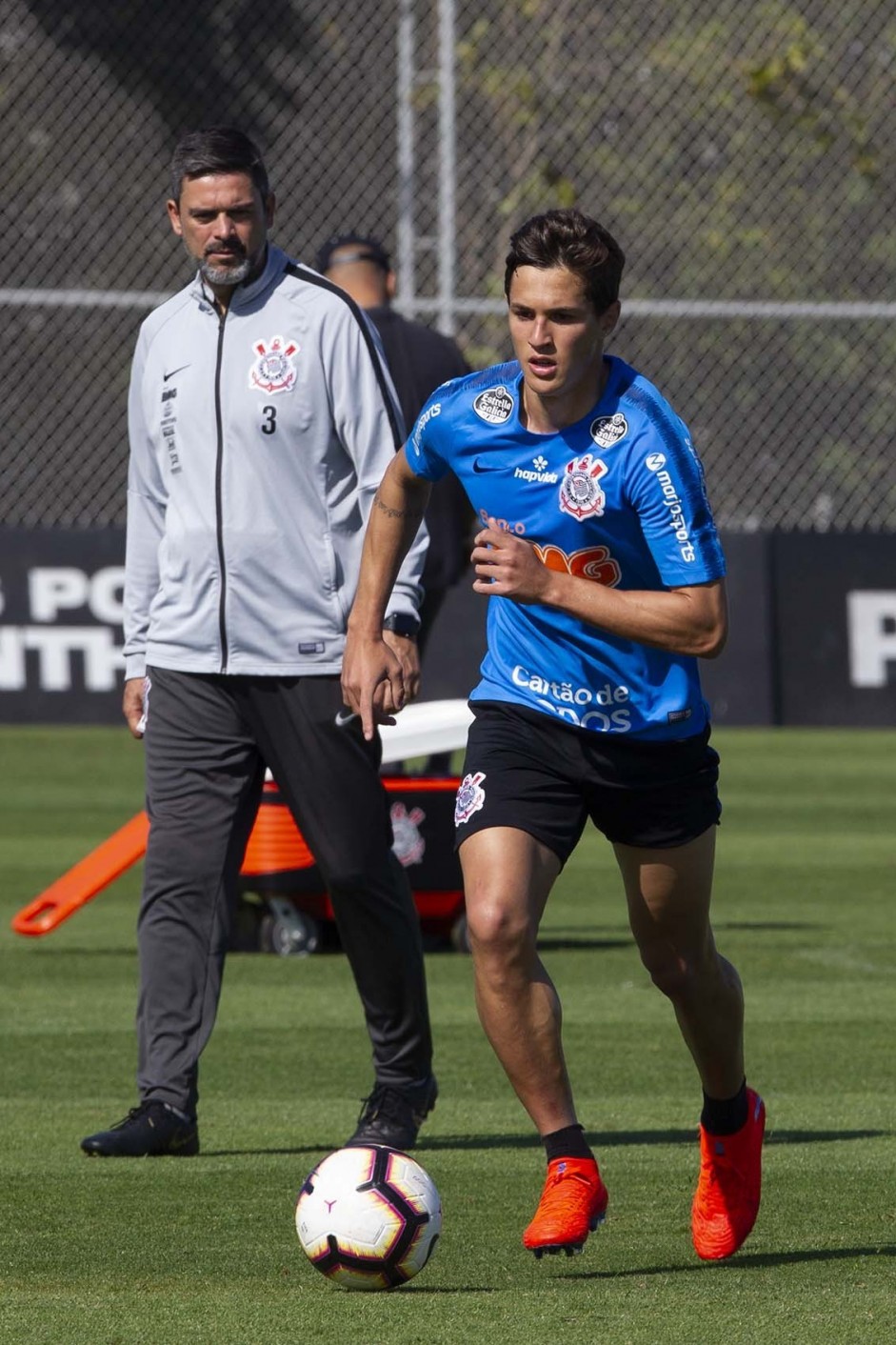 Cuca e Vital no treino desta terça-feira no CT Joaquim Grava