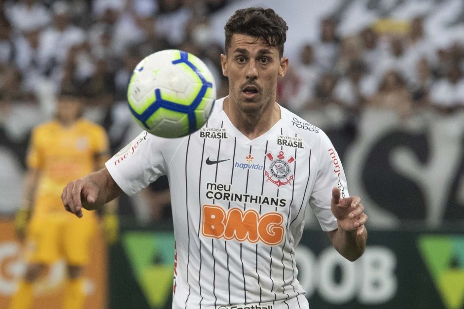 Danilo Avelar durante jogo contra o Flamengo, na Arena Corinthians, pelo Brasileirão