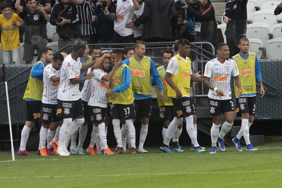 Elenco comemora gol do Corinthians contra o Flamengo, pelo Brasileirão
