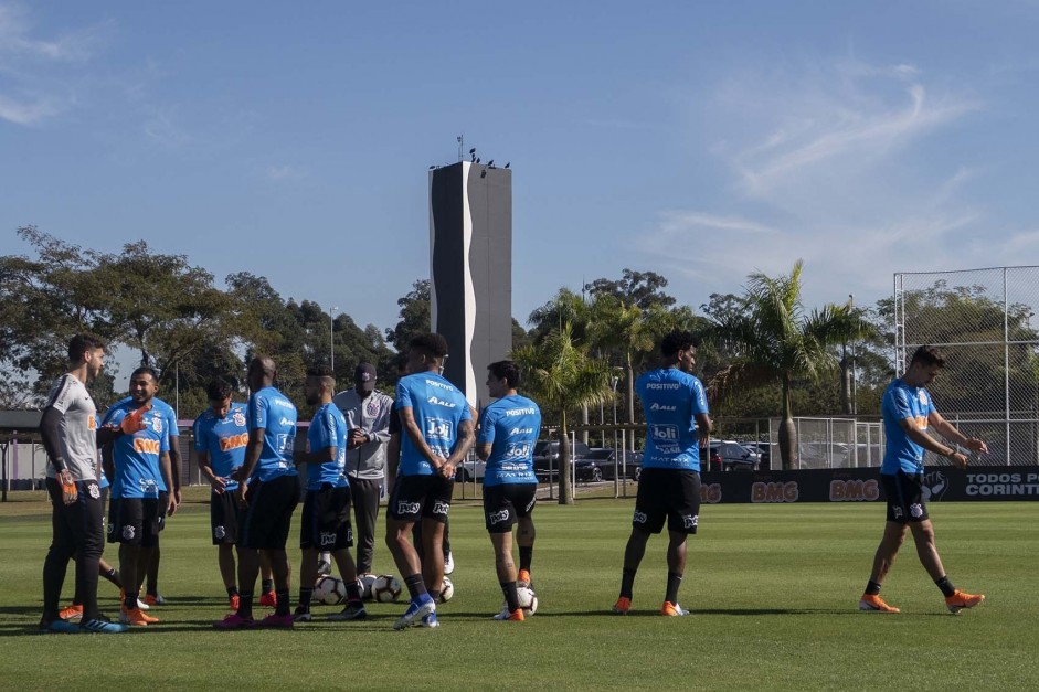 Elenco corinthiano no treino desta tera-feira no CT Joaquim Grava