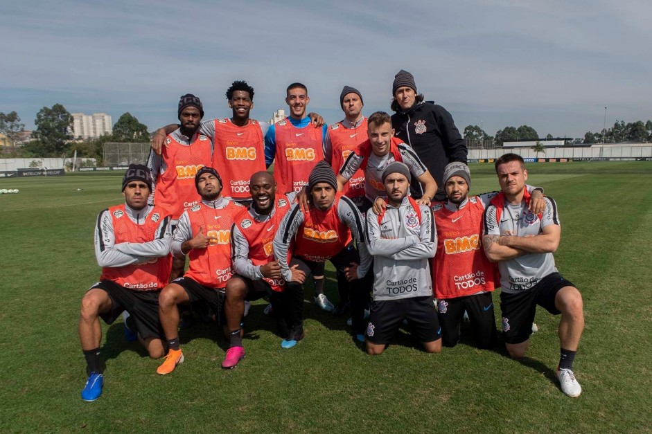 Elenco durante o treino desta sexta-feira no CT Joaquim Grava