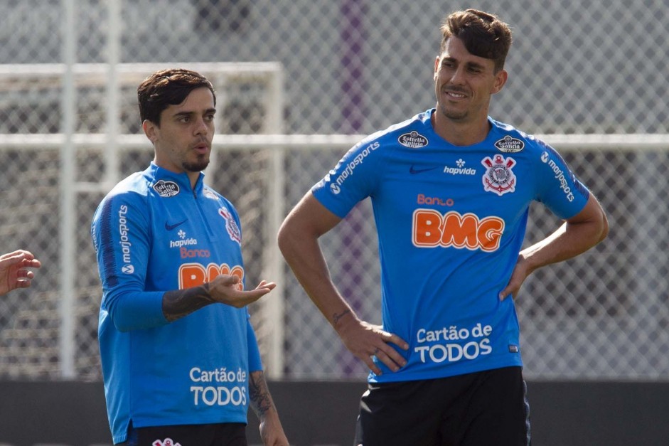 Fagner e Avelar no último treino antes do jogo contra o Flamengo, pelo Brasileirão