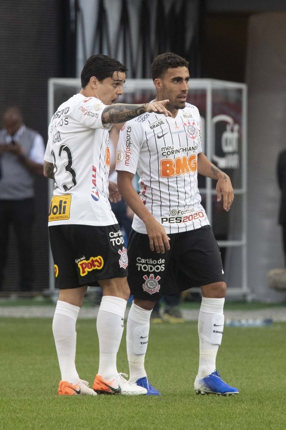 Fagner e Gabriel durante jogo contra o Flamengo, na Arena Corinthians, pelo Brasileiro