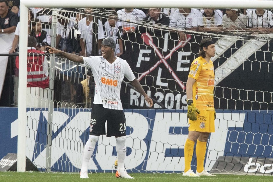 Gil e Cássio durante jogo contra o Flamengo, na Arena Corinthians, pelo Brasileirão