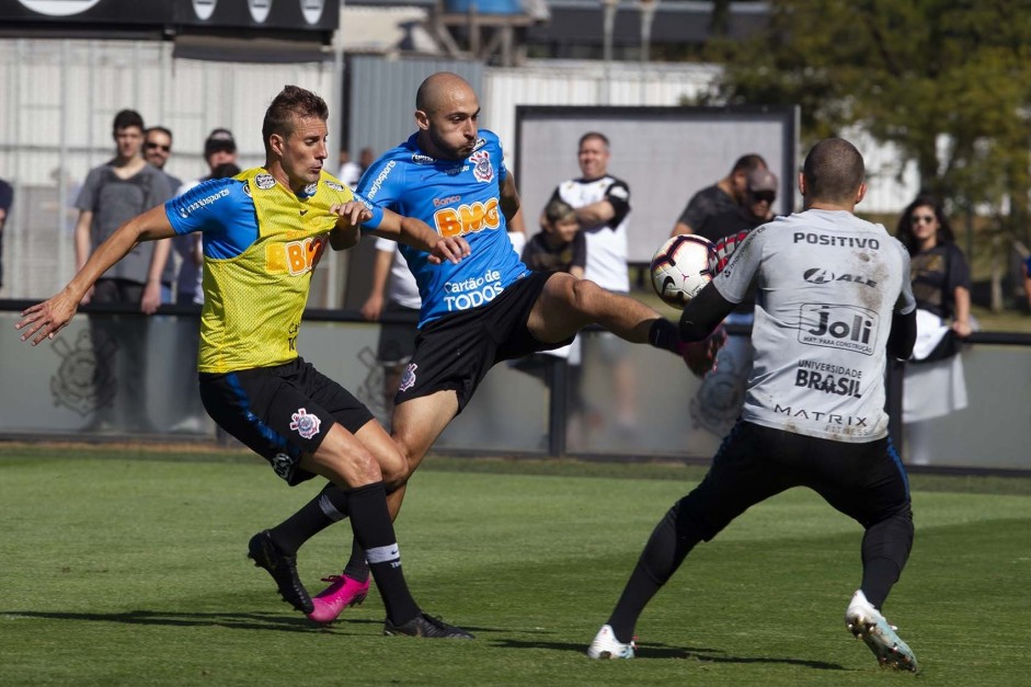 Henrique e Rgis no treino desta tera-feira no CT Joaquim Grava