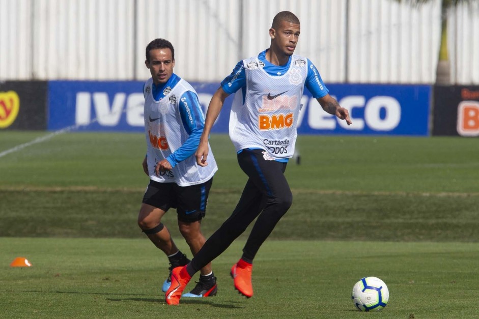 Jadson e João Victor no último treino antes do jogo contra o Flamengo, pelo Brasileirão