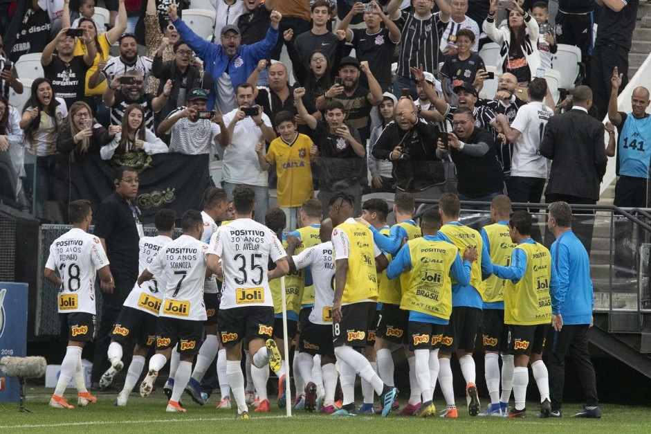 Jogadores do Corinthians no jogo contra o Flamengo, pelo ...