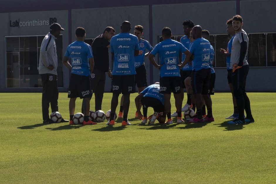 Jogadores do Corinthians no treino desta terça-feira no CT Joaquim Grava