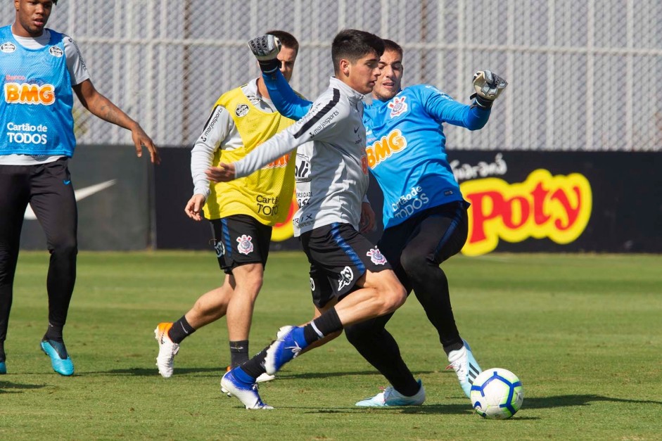 Jogadores durante o treino desta sexta-feira no CT Joaquim Grava