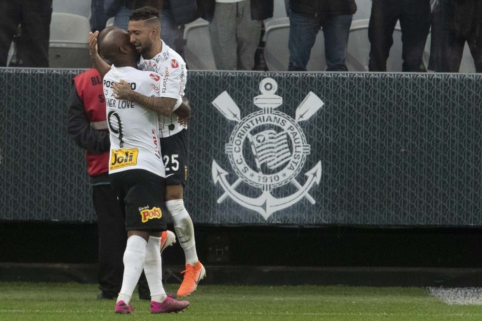 Love e Clayson durante jogo contra o Flamengo, na Arena Corinthians, pelo Brasileirão