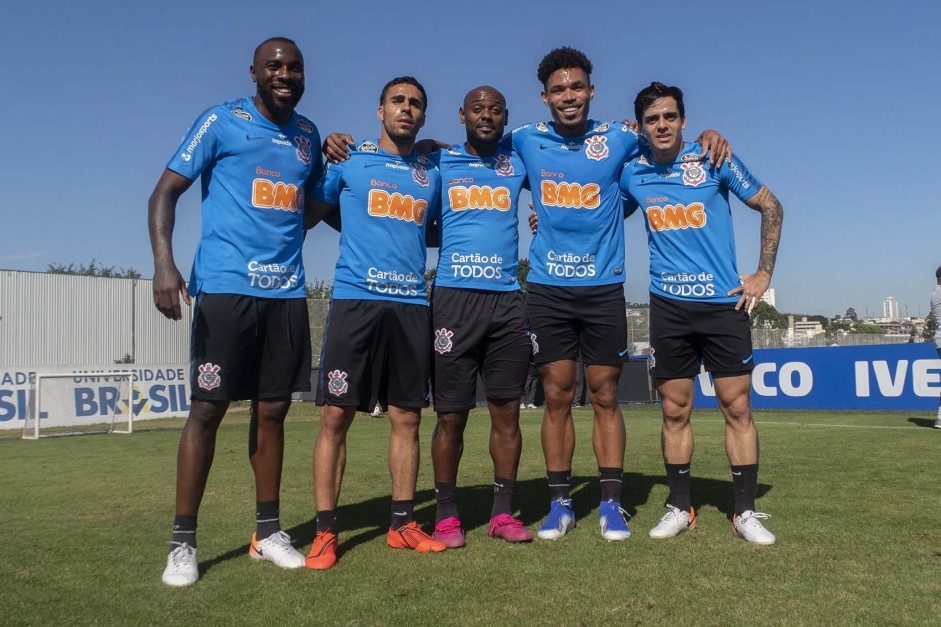 Manoel, Gabriel, Love, Urso e Fagner durante treino no CT Joaquim Grava