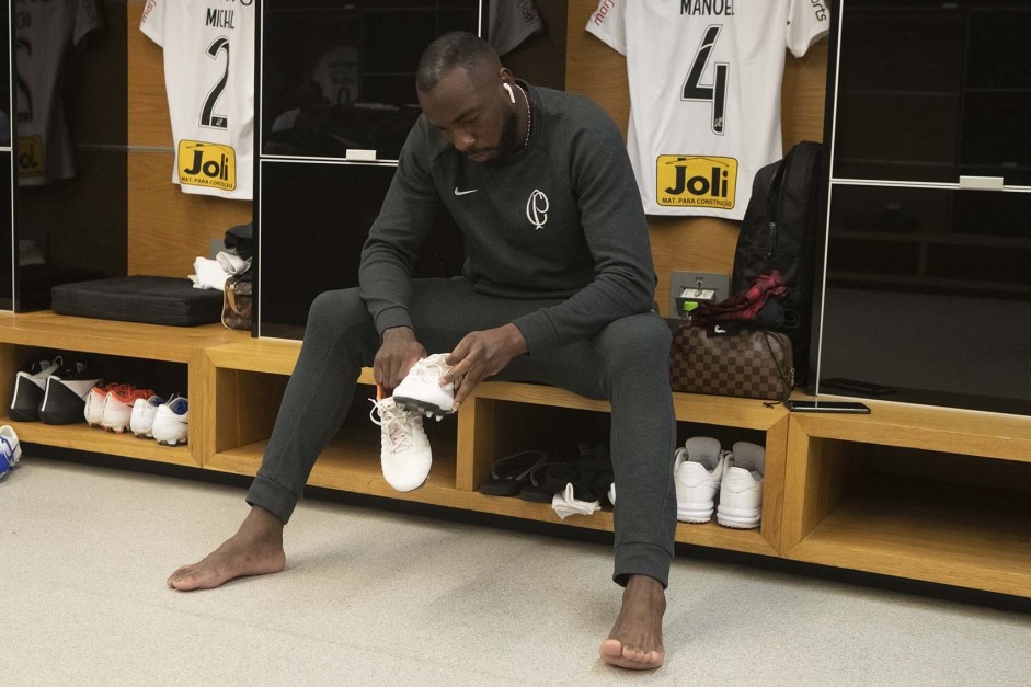 Manoel no vestiário antes do jogo contra o Flamengo, na Arena Corinthians