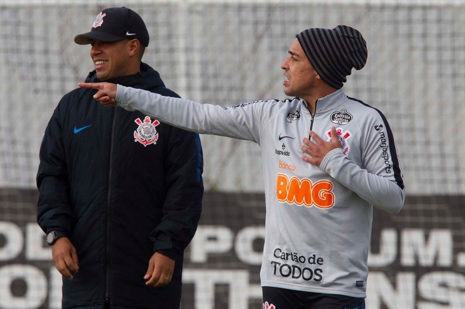 Mauro Silva e Jadson durante o treino desta sexta-feira no CT Joaquim Grava