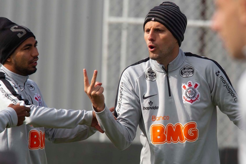 Sornoza e Henrique durante o treino desta sexta-feira no CT Joaquim Grava