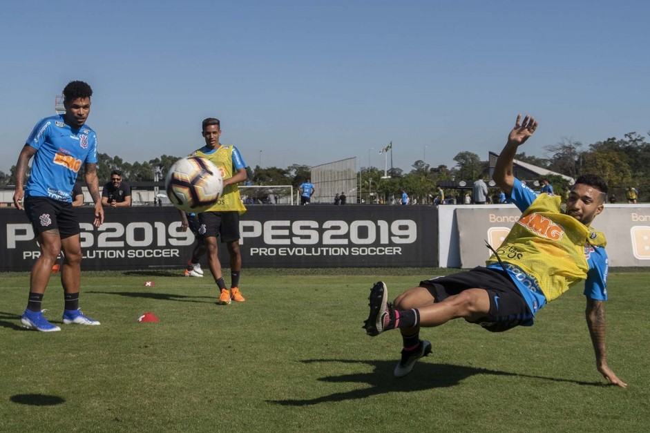 Urso, Pedrinho e Clayson no treino desta terça-feira no CT Joaquim Grava