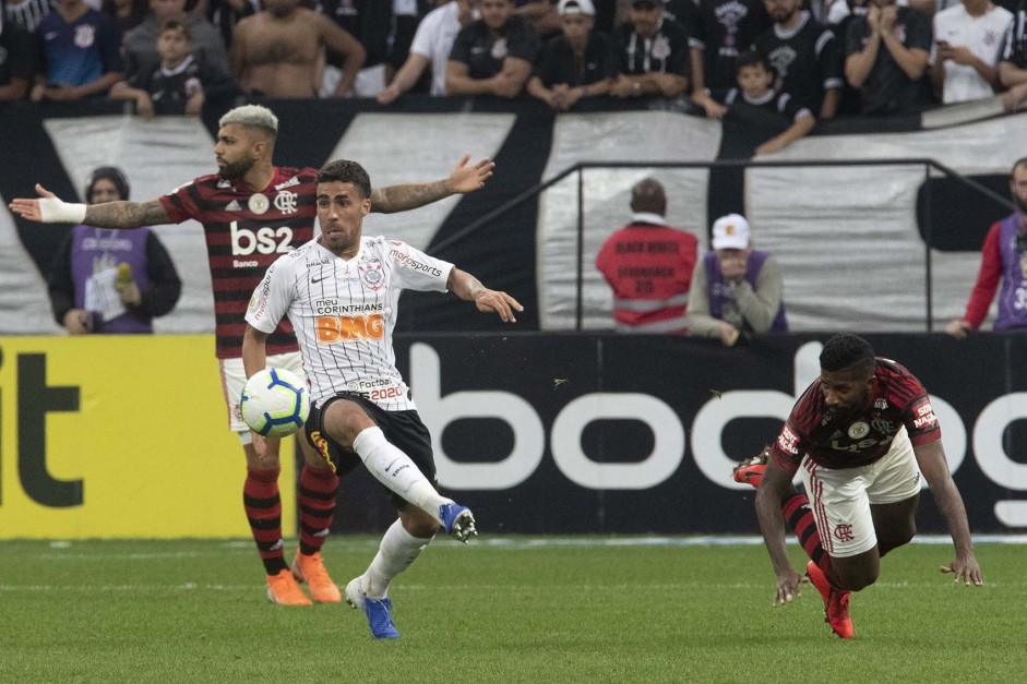 Volante Gabriel durante jogo contra o Flamengo, na Arena Corinthians, pelo Brasileirão