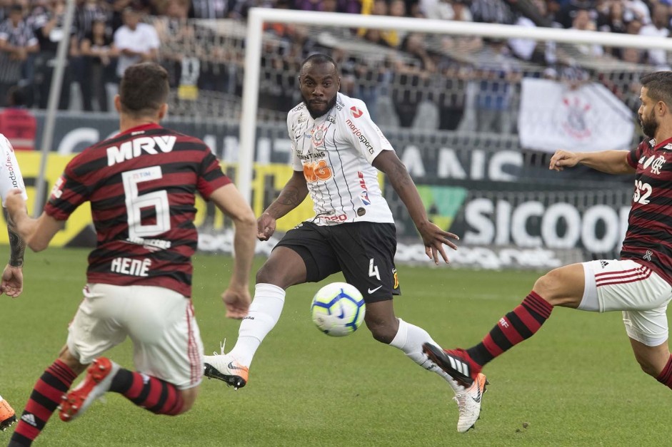 Zagueiro Manoel durante jogo contra o Flamengo, na Arena Corinthians, pelo Brasileiro