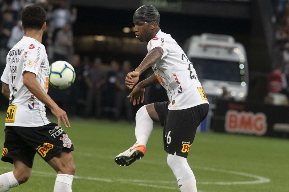 Zagueiro Gil sofreu um corte no supercílio durante jogo contra o Flamengo