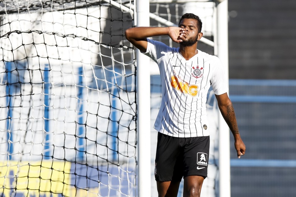 Atacante Nathan durante jogo contra a Ponte Preta, pelo Brasileiro Sub-20